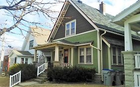 Comfortable 3 Bedroom Craftsman Bungalow In Milwaukee'S Bay View Neighborhood