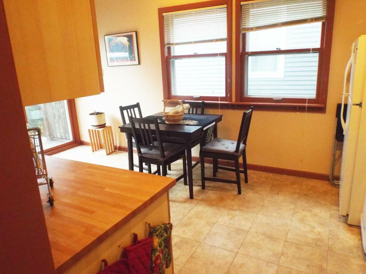 Comfortable 3 Bedroom Craftsman Bungalow In Milwaukee'S Bay View Neighborhood Exterior photo